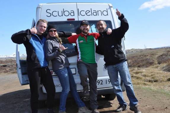 Celebrando o sucesso do mergulho que fizemos na fenda que divide dois continentes: América e Europa, no Parque Nacional Thingvellir, na Islândia